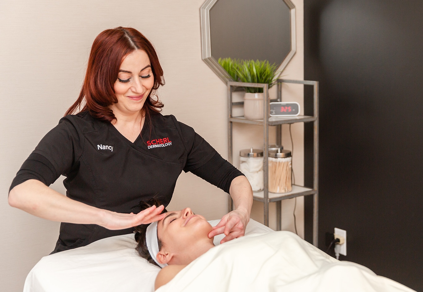 dr. linkner consulting a patient for botox treatment