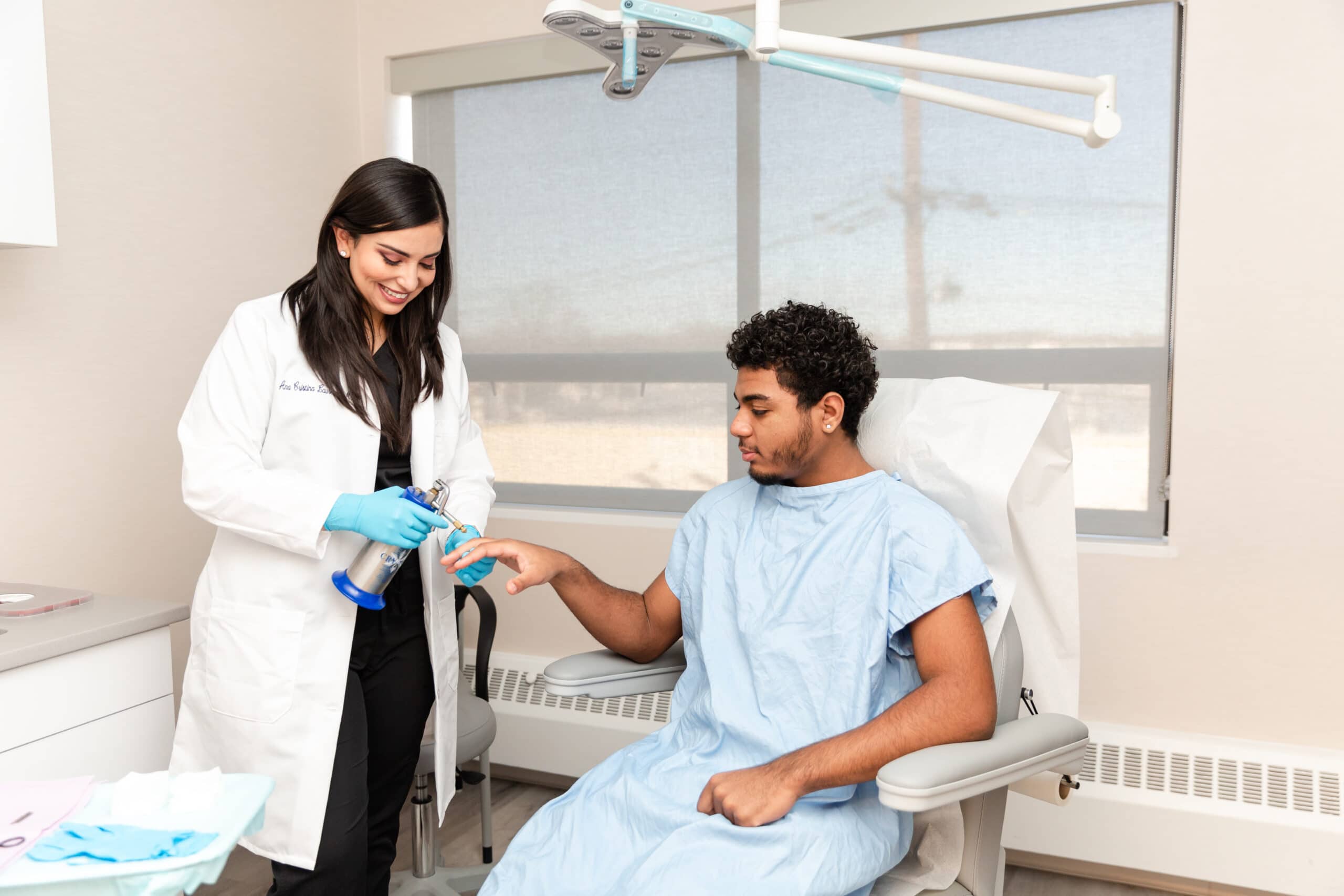 dr. linkner consulting a patient for botox treatment