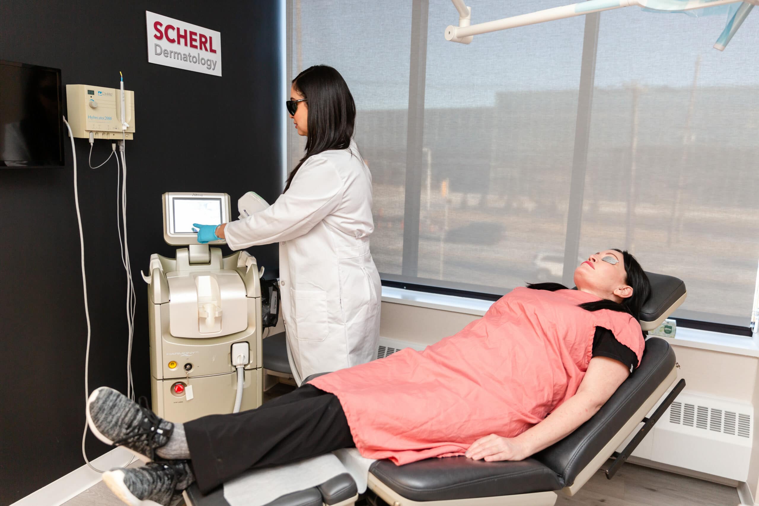 dermatologist performing a rosacea treatment on a patient from englewood cliffs