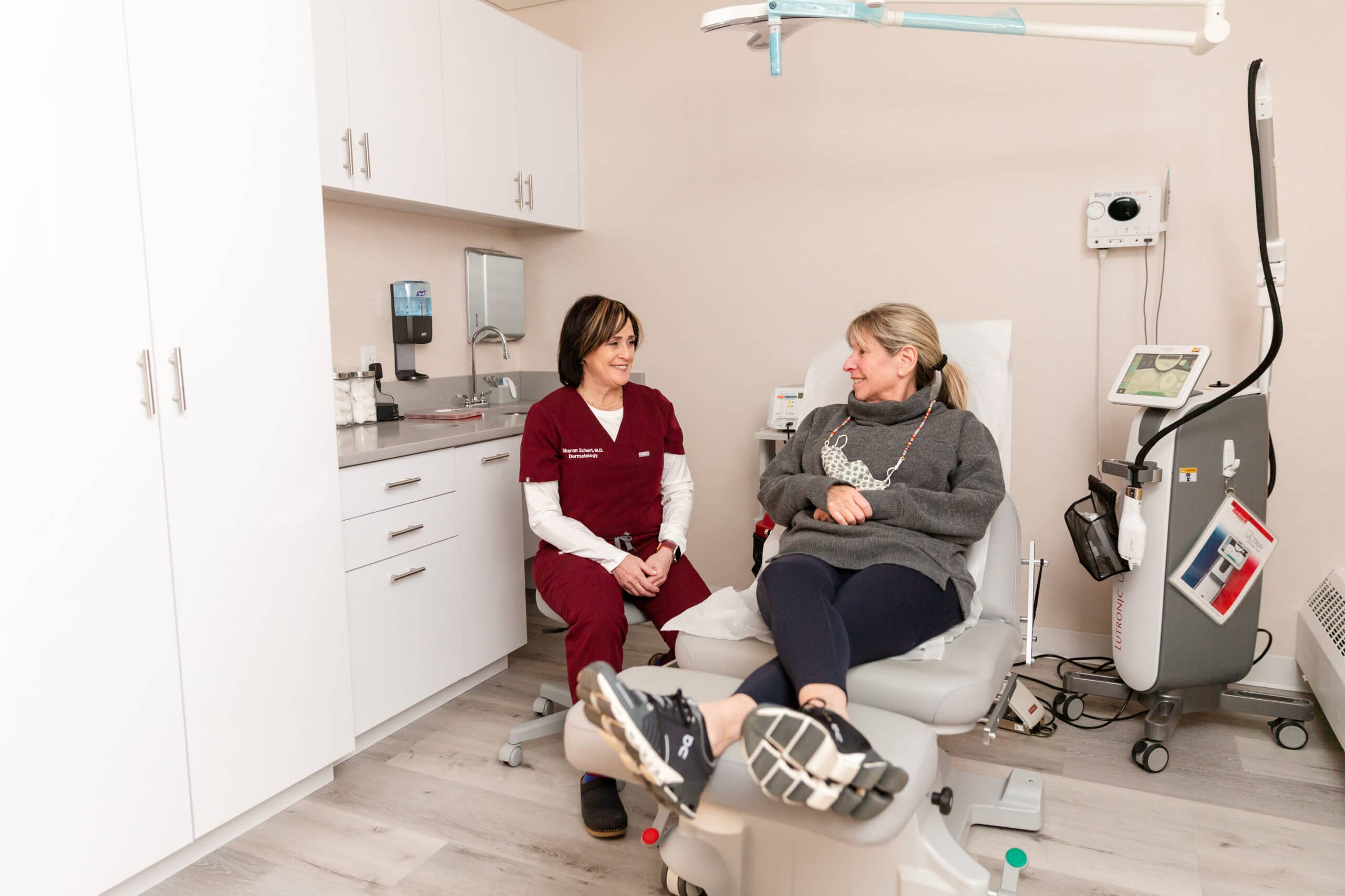 doctor discussing bed bugs bites treatment with a patient